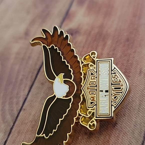 Harley-Davidson Stained Glass Eagle Bar & Shield Pin 1.75" x 1.25" Dated 2011 - Picture 7 of 8